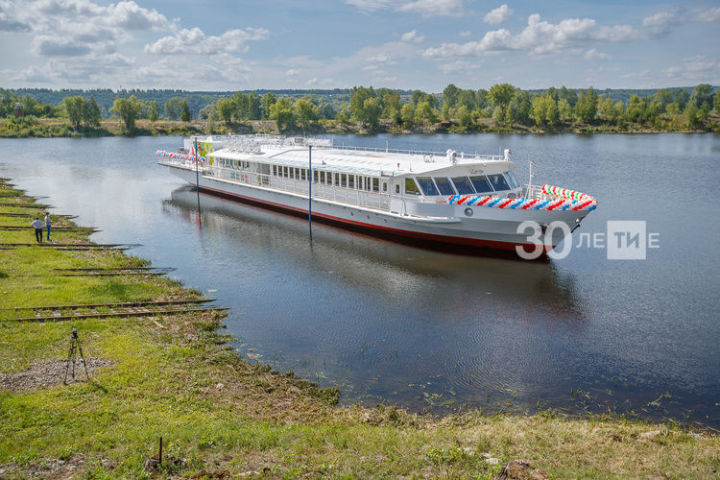 В Зеленодольске спустили на воду первое в России пассажирское судно
