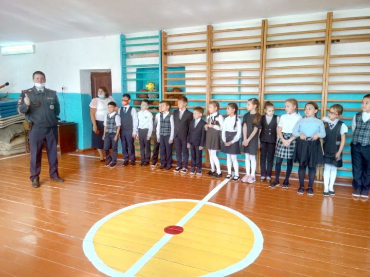 Автоинспектор Пестречинского ОГИБДД встретился с учениками начальных классов первой школы райцентра