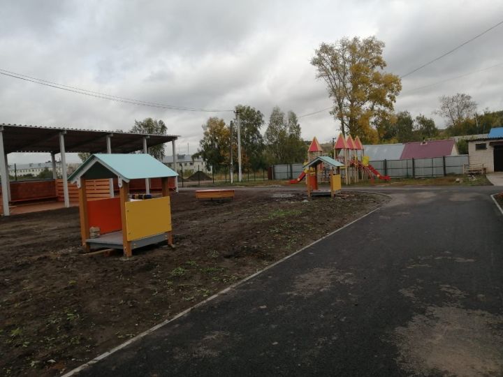 В Кощаково благоустраивают территорию детского сада