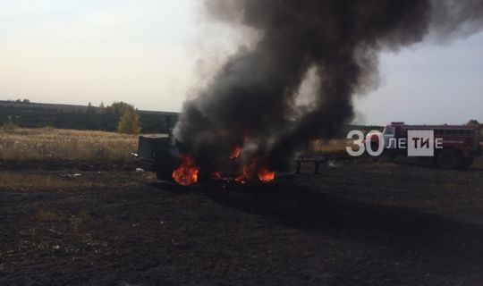 Трактор сгорел дотла в поле в Пестречинском районе