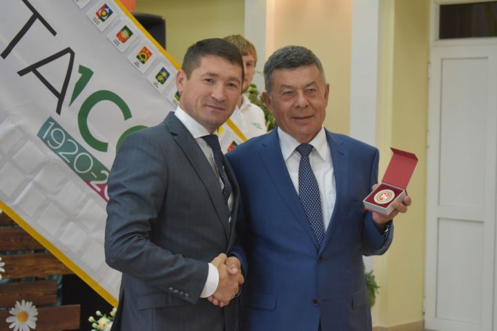 Ильхам Кашапов поздравил почетного гражданина района Шайхуллу Насыбуллина с Днём рождения