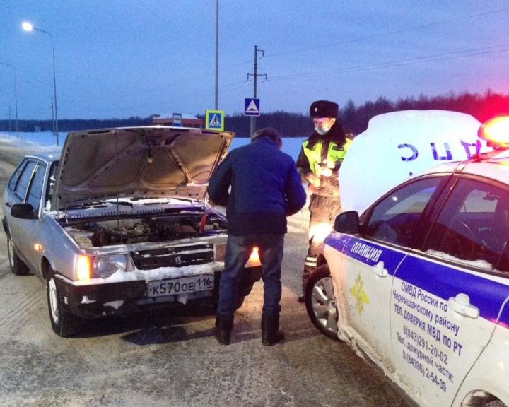 В Татарстане автоинспекторы не дали замерзнуть на трассе водителю и пассажирке автомобиля с разряженным аккумулятором