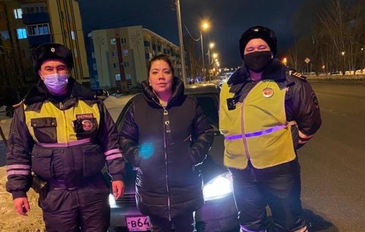 В Татарстане сотрудники ГИБДД оказали помощь автоледи