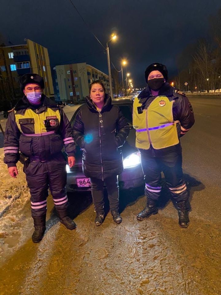 В Татарстане сотрудники ГИБДД оказали помощь автоледи Общество Селдон Новости
