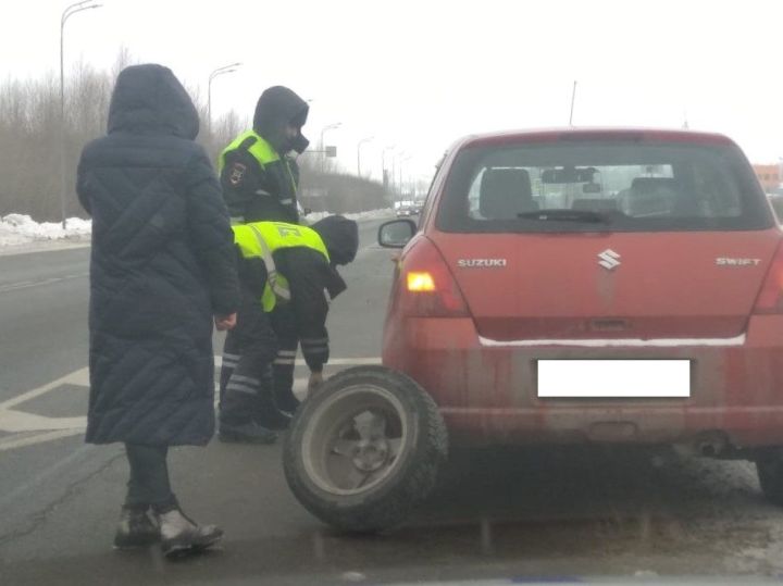 В Татарстане автоинспекторы помогли автоледи, оказавшейся в трудной ситуации
