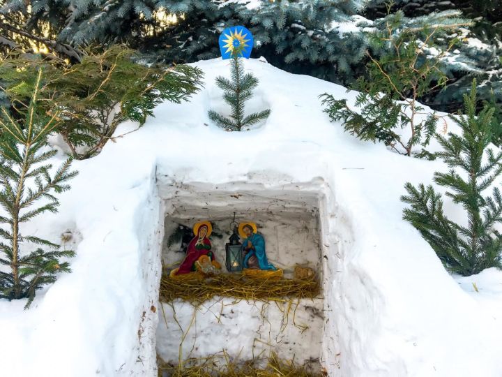 В Аркатово построили рождественский вертеп из снега