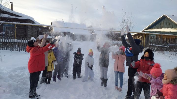 Маленькие жители Карповки отметили день рождения Снеговика