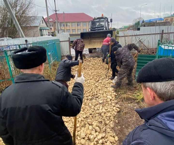 Шәлелеләр үз акчаларына зиратны төзекләндерделәр