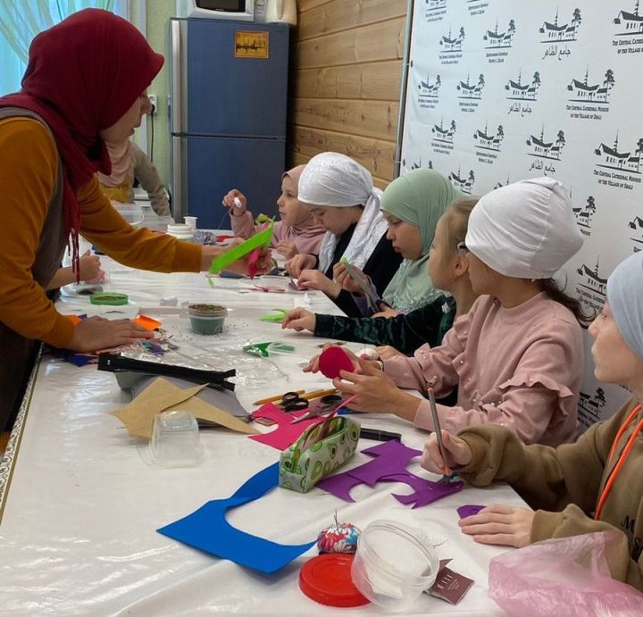 В Шалинской мечети по воскресеньям проходит кружок кройки и шитья для детей