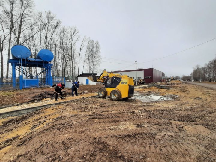 «Ходили по грязи и сугробам»: в Кощаково появится долгожданный тротуар