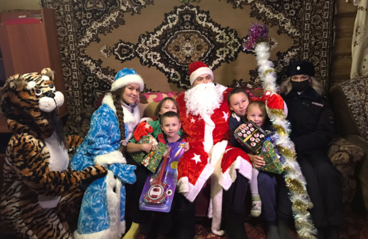 Полицейский Дед Мороз посетил семьи пестречинцев