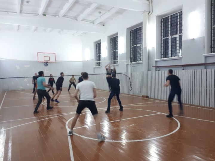 Любители волейбола из Богородского играют в спортзале школы