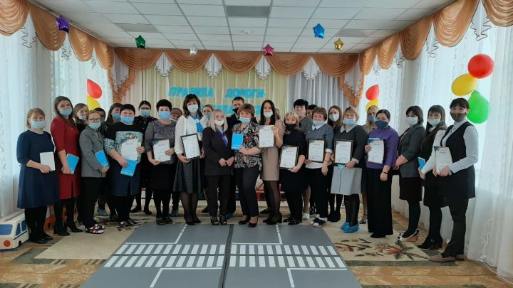 Детские сады села Пестрецы наградили за призовые места в конкурсе по ПДД