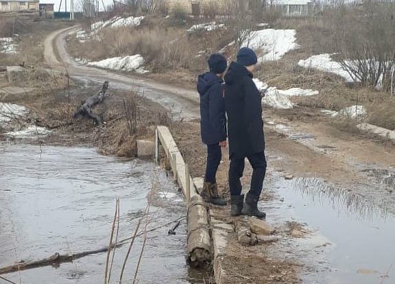 В деревне Черемышево затопило мост через речку