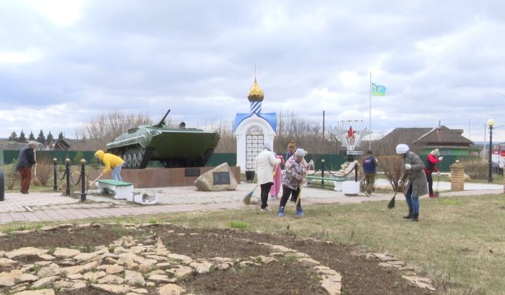 На большую уборку в День Всероссийского субботника вышли все трудовые коллективы районного центра