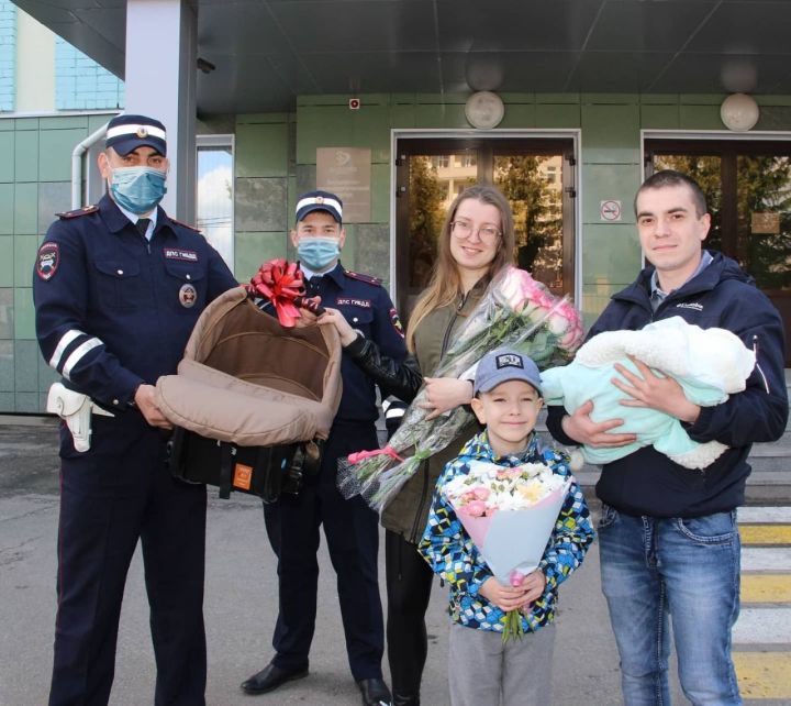 В Татарстане автоинспекторы приехали на выписку новорожденного, которому помогли появиться на свет