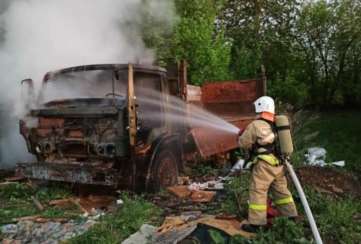 В Пестречинском районе сгорел припаркованный у заброшенной базы «КАМАЗ»