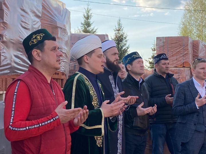 На строящейся мечети в Пестрецах установили малый минарет