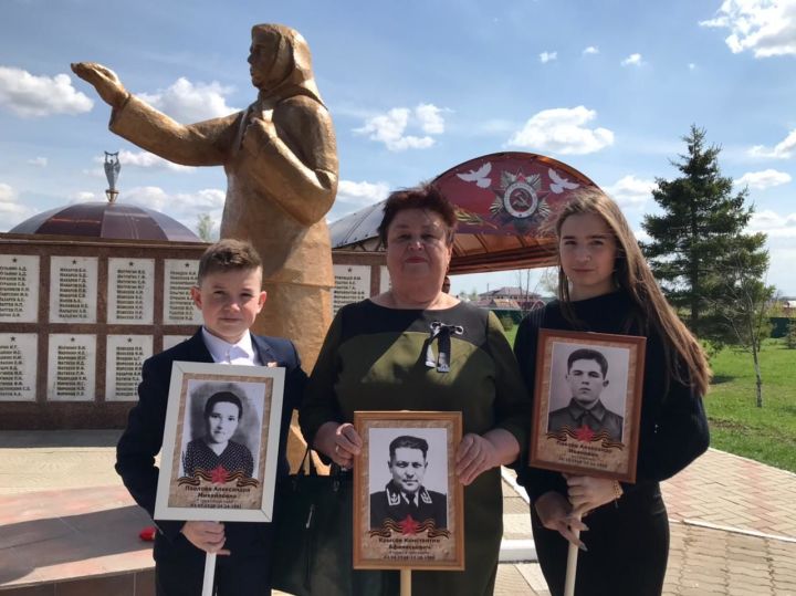 Юные пестречинцы пришли на парад Победы с портретами своих прадедов