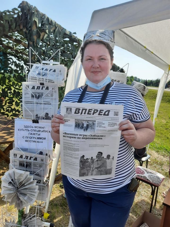 Сотрудники районной газеты раздавали гостям военных игр бумажные кепки