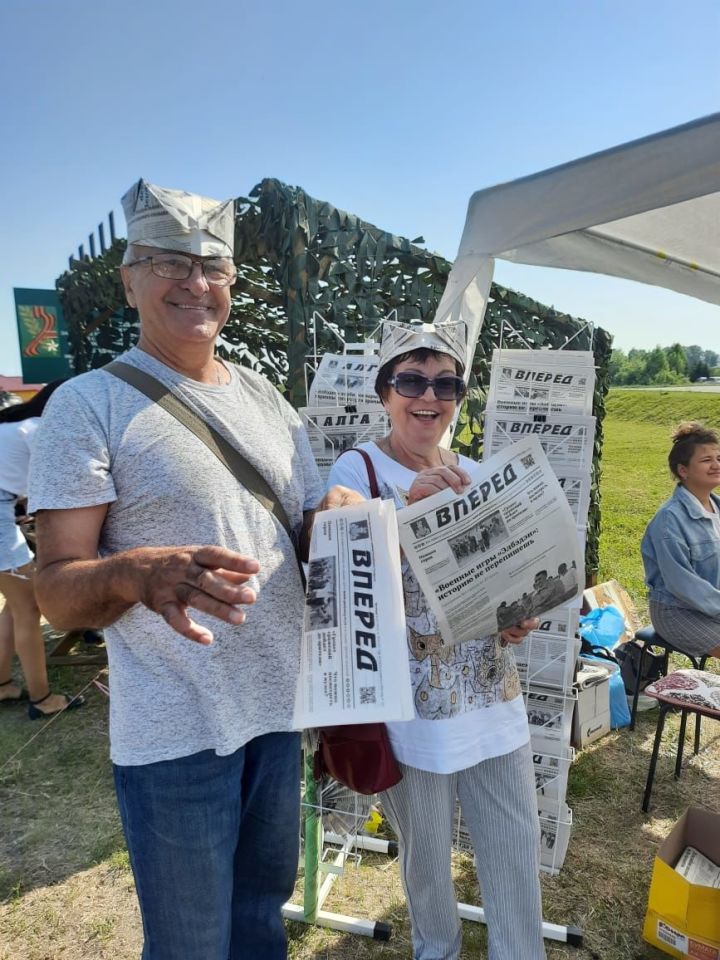 Сотрудники районной газеты раздавали гостям военных игр бумажные кепки
