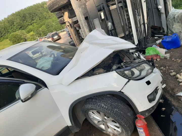 В Кощаково самосвал снес авто и завалился на бок, двое пострадали