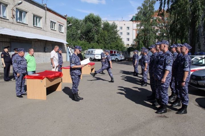 В Казани прошла торжественная церемония принятия присяги молодыми сотрудниками вневедомственной охраны Росгвардии