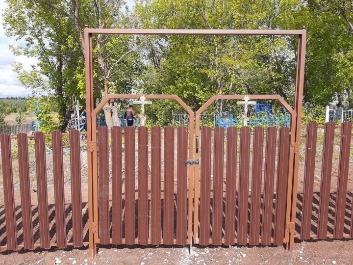 В селе Люткино Пестречинского района установили новую ограду на сельском кладбище
