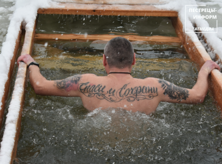 На праздник Крещения в Куюках купаются в проруби