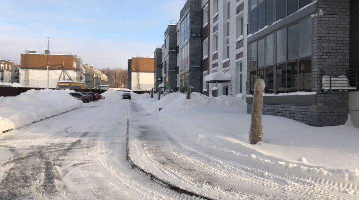 В ЖК «Царево Village» дворники чистят снег в две смены
