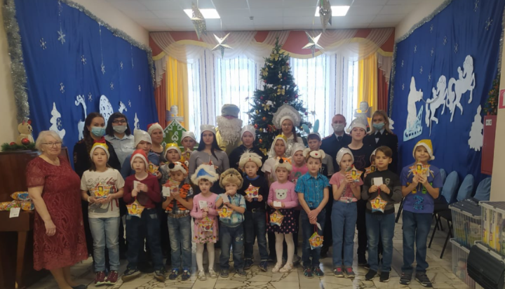 Полицейский Дед мороз и Снегурочка посетили приют "Шатлык"