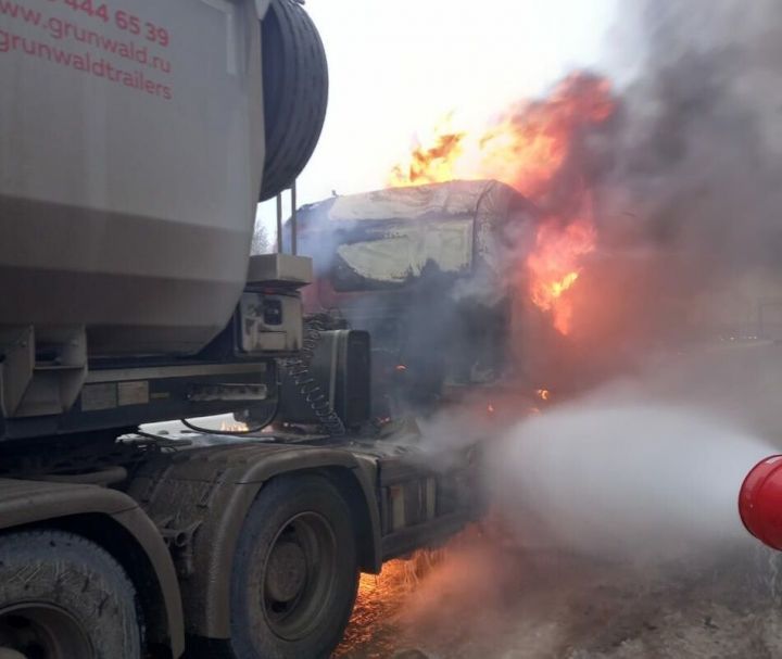 На трассе М-7 в Пестречинском районе загорелся грузовик