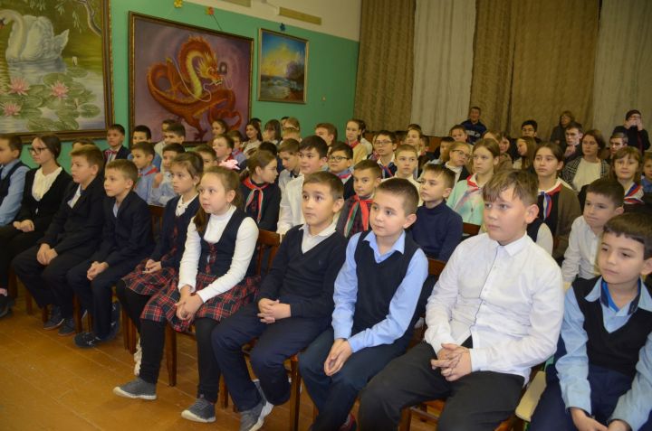 Ученикам Старо-Шигалеевской школы рассказали о стрелковом оружии ВОВ