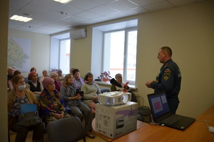 Пестречинским пенсионерам подарили пожарные извещатели