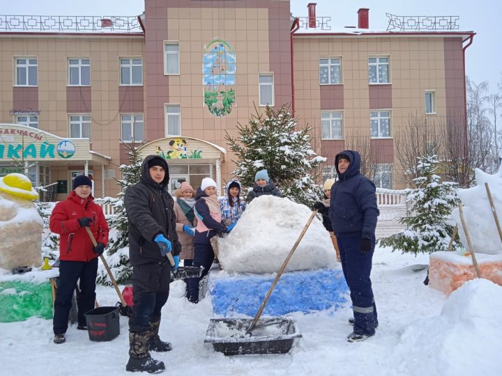 Сотрудники Пестречинского детского сада «Каенкай» слепили на улице снежные фигуры