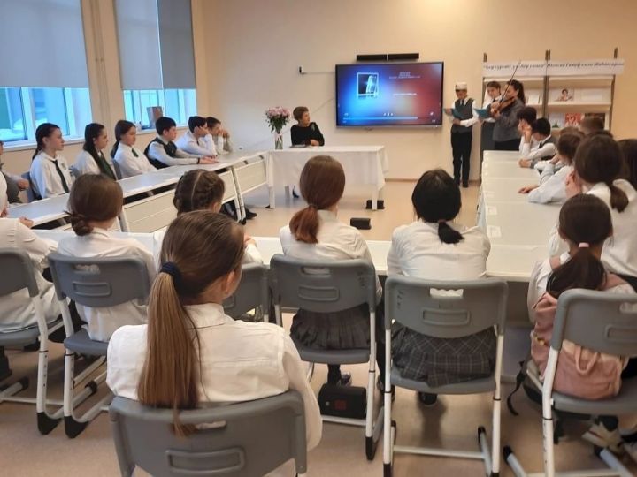 Школьники пестречинского лицея встретились с татарской писательницей