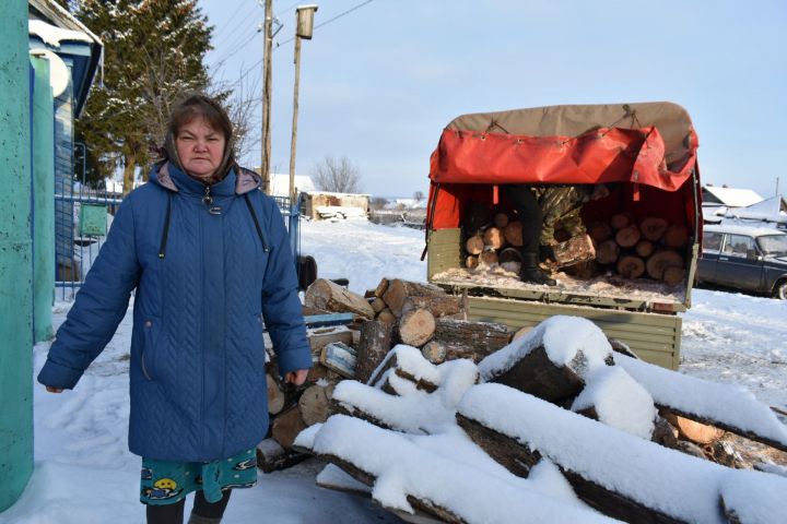 Матери мобилизованного из села Янцевары привезли дрова на зиму