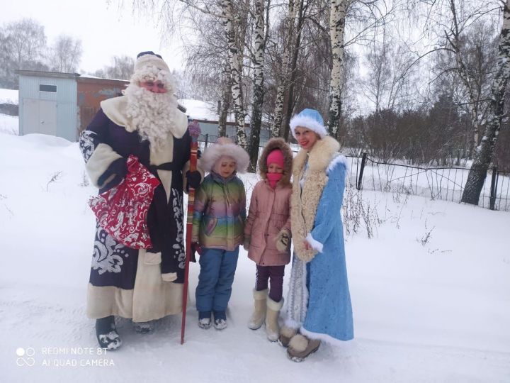 В Кощаково с подарками к детям пришли Дед Мороз и Снегурочка