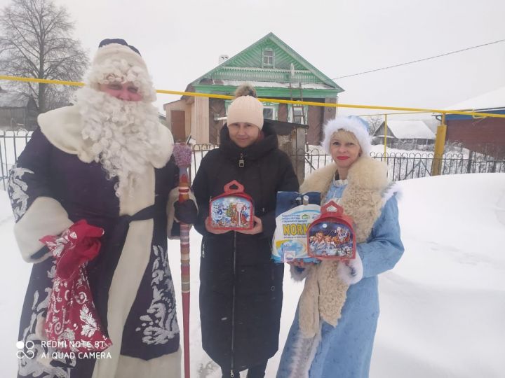 В Кощаково с подарками к детям пришли Дед Мороз и Снегурочка