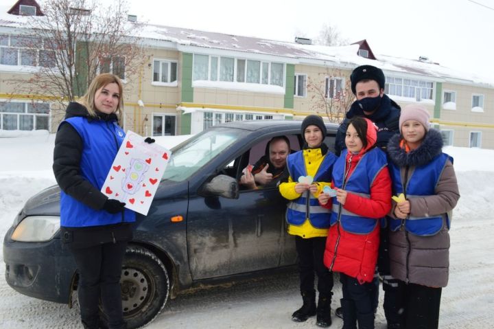 Юные татарстанцы приняли участие в акции «С любовью к ПДД!»