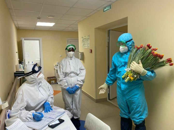 Пациенты ковид-госпиталя Пестрецов получили цветы на 8 Марта