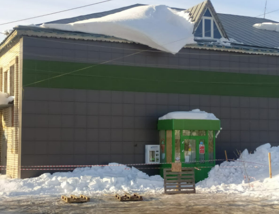 Пестречинец пожаловался, что жители не могут набрать воду из автомата из-за снега на крыше