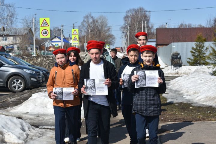 Юные кощаковцы раздавали прохожим листовки с изображением Юрия Гагарина