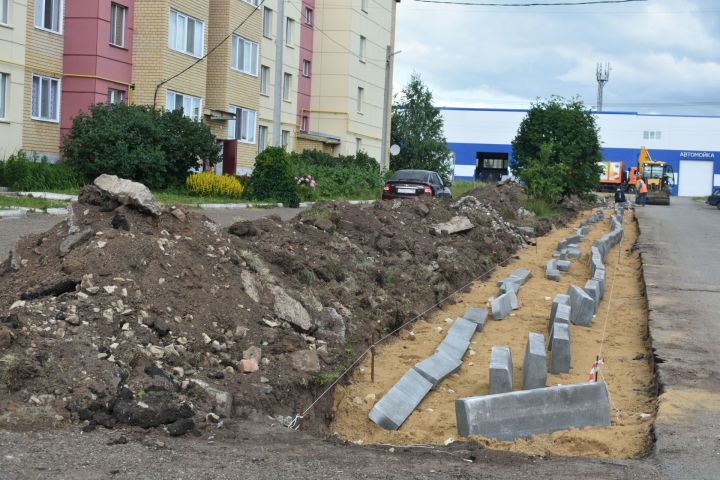 На улице Казанская в Пестрецах делают тротуар