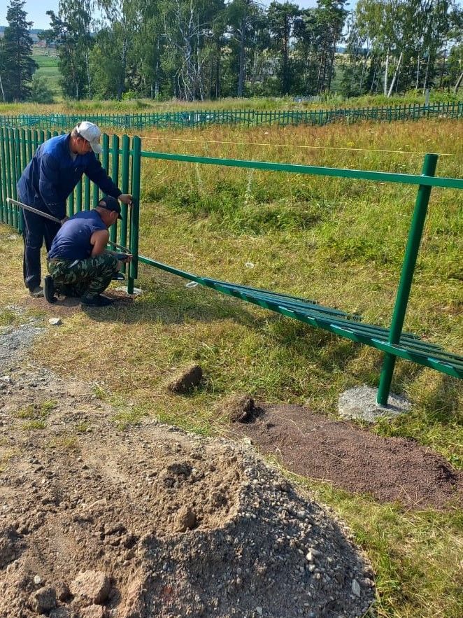 В селе Кобяково на кладбище поменяли забор