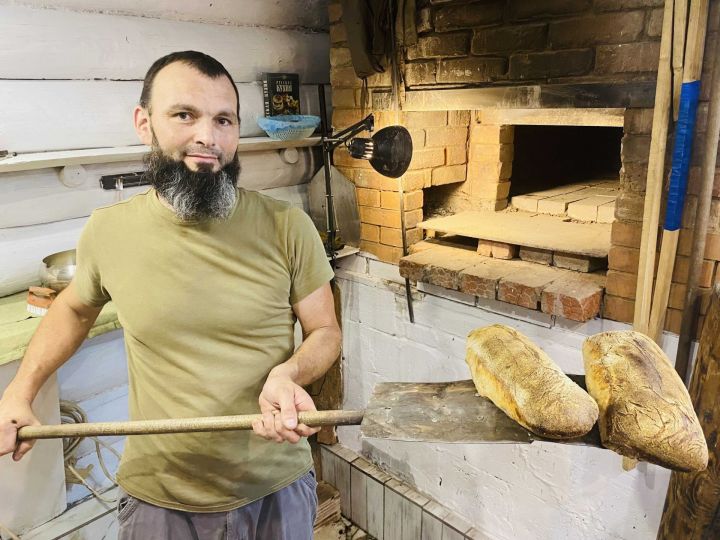 Пестречинский ремесленник  готовит хлеб в дровяной печи