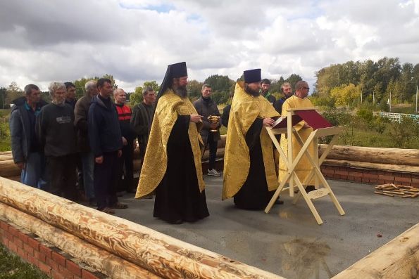 Подопечные центра соцпомощи «Благовещение» участвуют в возведении храма в селе Русские Казыли