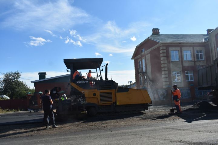 На центральной улице Пестрецов продолжается ремонт дорог