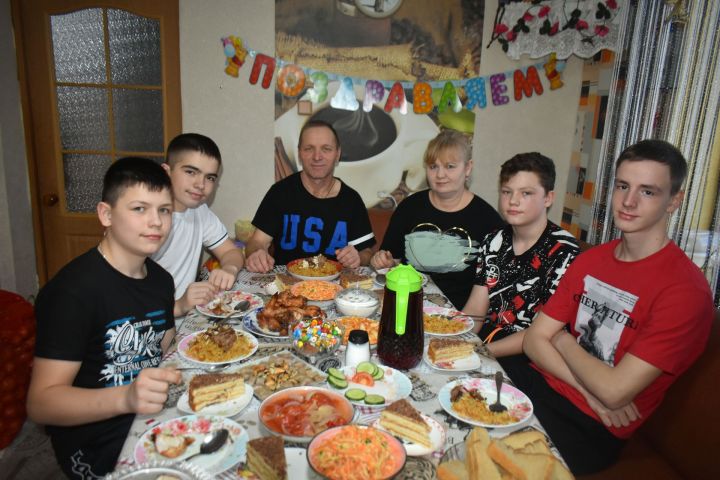 Супруги Аксеновы из села Надеждино воспитывают четверых приемных детей