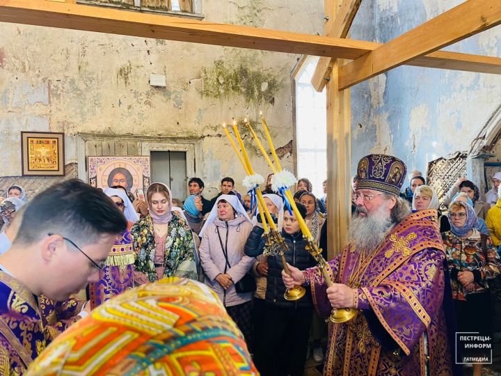 Митрополит Казанский и Татарстанский возглавил богослужение в храме села Люткино